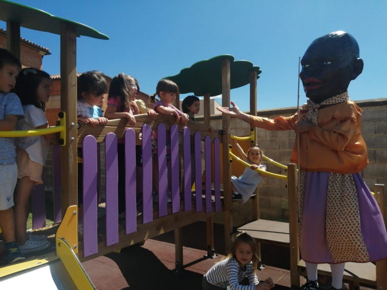 niños colegio calamocha cabezudos